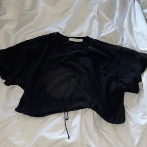 Black cropped tshirt